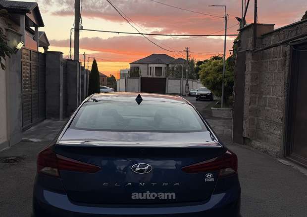 Hyundai Elantra 2019 — photo 2