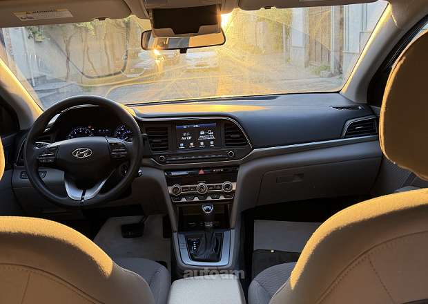 Hyundai Elantra 2019 — photo 3