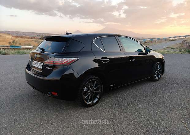 Lexus CT200h 2012 — photo 2