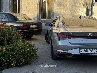 Hyundai Elantra  2021 