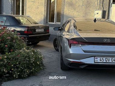 Hyundai Elantra  2021 