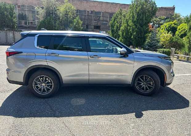 Mitsubishi Outlander 2022 — լուսանկար 3