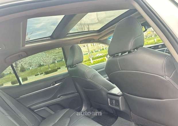 Toyota Camry 2018 — фото 10