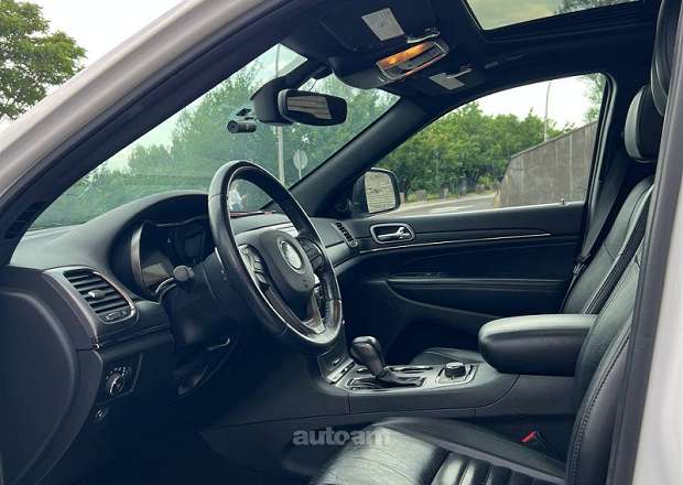 Jeep Grand Cherokee 2020 — լուսանկար 9