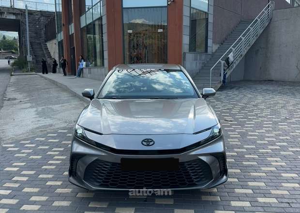 Toyota Camry 2025 — фото 1