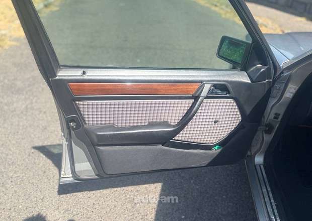 Mercedes-Benz E 220 1995 — լուսանկար 5
