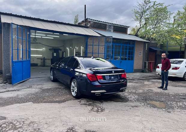 BMW 750 2010 — լուսանկար 1