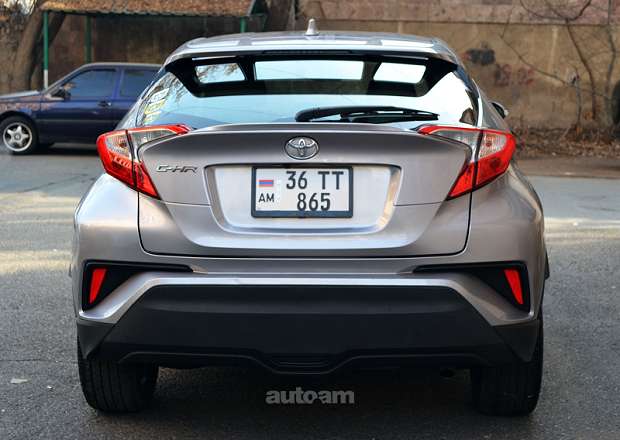 Toyota C-HR 2018 — photo 15