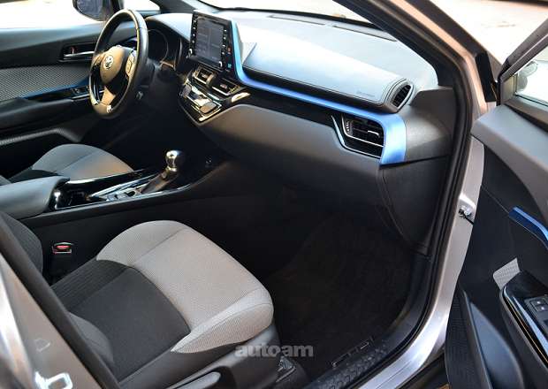 Toyota C-HR 2018 — photo 12