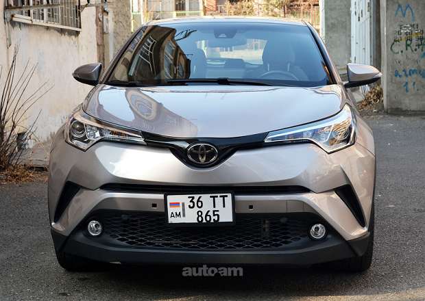 Toyota C-HR 2018 — photo 2