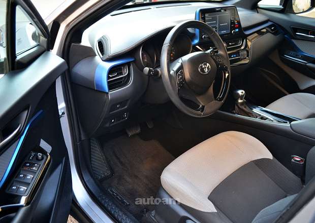 Toyota C-HR 2018 — photo 10
