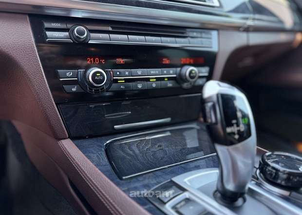 BMW 740 2010 — լուսանկար 9