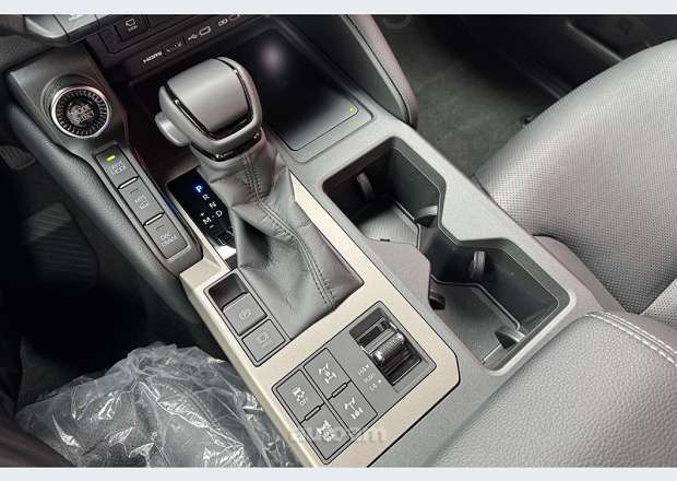 Toyota Land Cruiser 300 2026 — photo 7