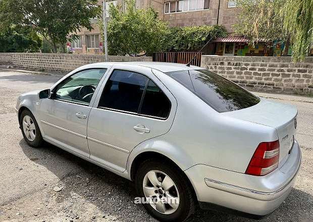 Volkswagen Jetta 2004 — լուսանկար 2