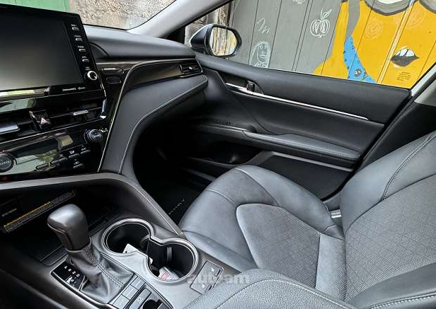 Toyota Camry 2021 — լուսանկար 11