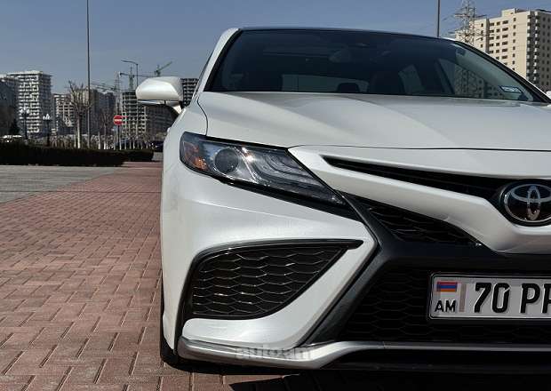 Toyota Camry 2021 — լուսանկար 8