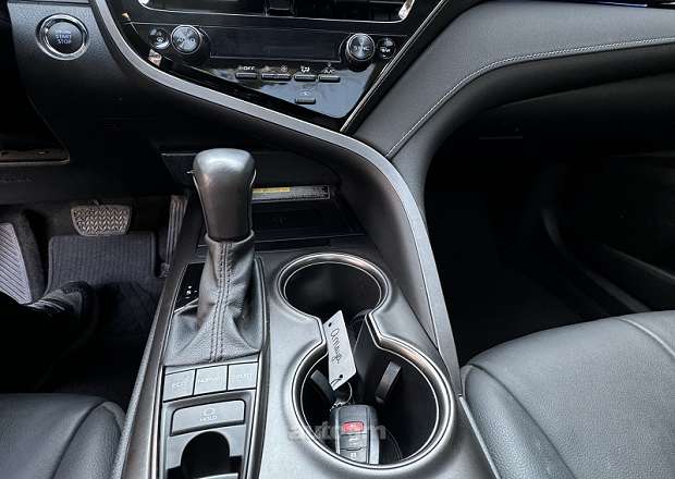 Toyota Camry 2021 — լուսանկար 10