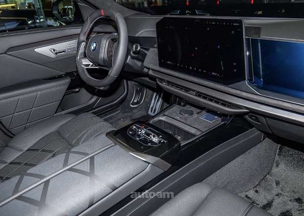 BMW i7