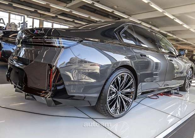 BMW i7