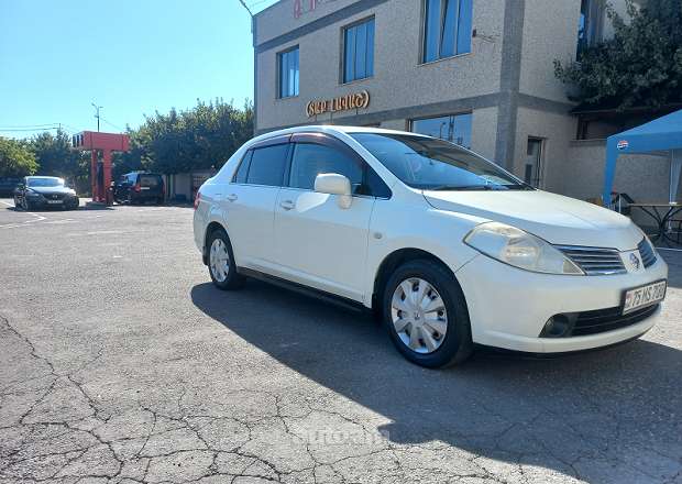 Nissan Tiida 2005 — photo 1