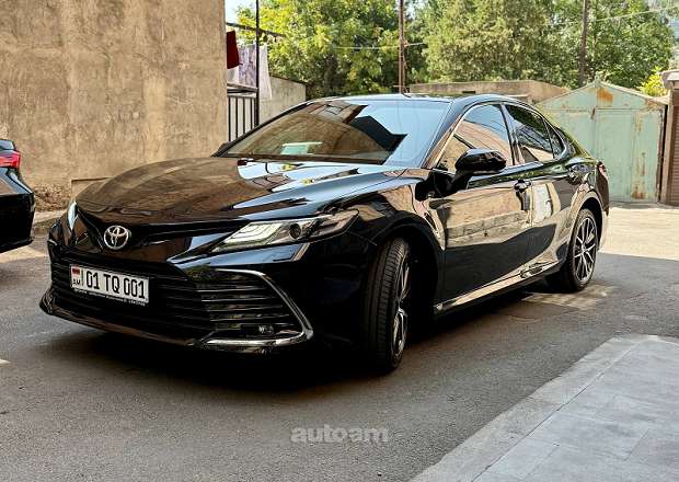 Toyota Camry 2023 — լուսանկար 2