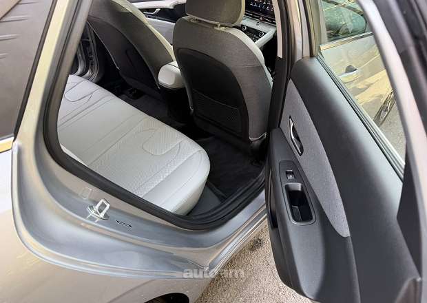 Hyundai Elantra 2022 — photo 11