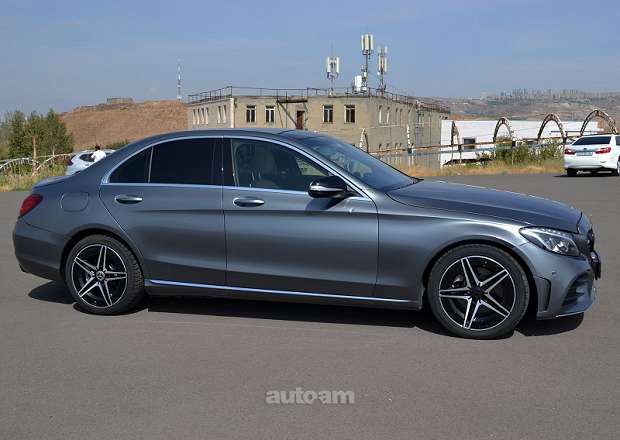Mercedes-Benz C 300 2017 — photo 3