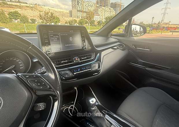 Toyota C-HR 2019 — photo 10