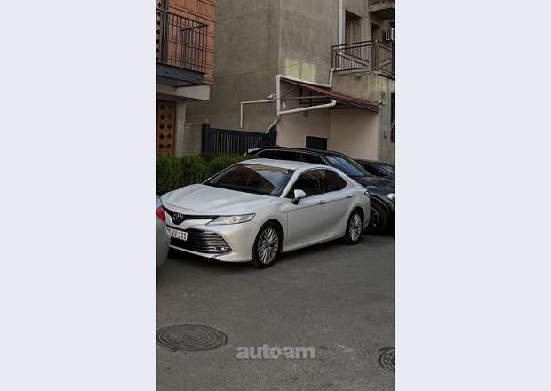 Toyota Camry 2018 — լուսանկար 1