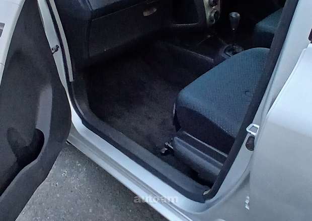 Toyota Vitz 2006 — լուսանկար 9