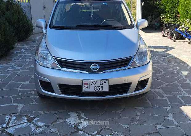 Nissan Versa 2011 — լուսանկար 1