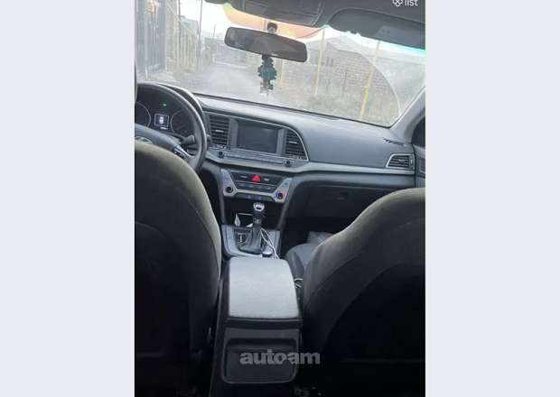 Hyundai Elantra 2018 — photo 3
