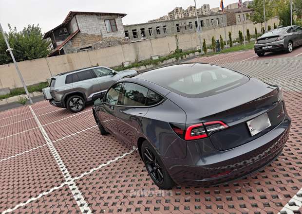 Tesla Model 3 2022 — լուսանկար 3