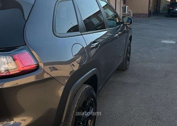 Jeep Cherokee 2018 — լուսանկար 2