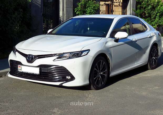 Toyota Camry 2018 — լուսանկար 1