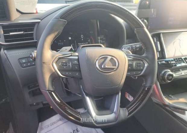 Lexus LX 700