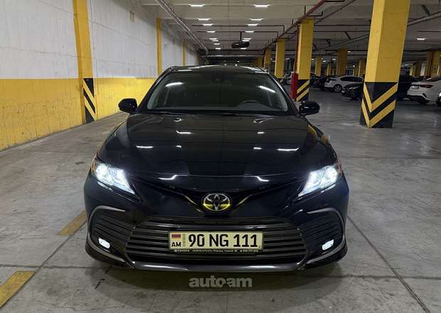 Toyota Camry 2023 — լուսանկար 2