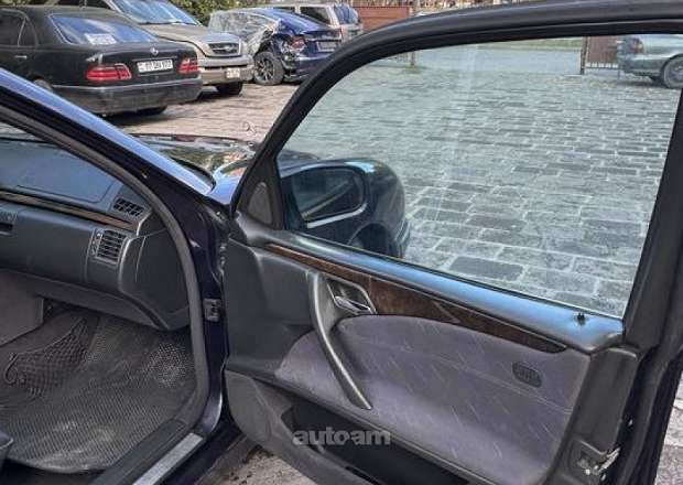 Mercedes-Benz E 320 2001 — photo 9