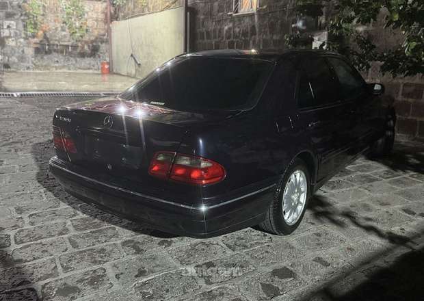 Mercedes-Benz E 320 2001 — photo 4