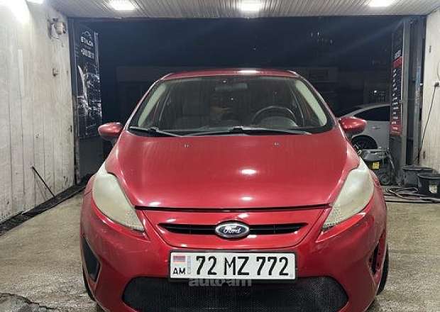 Ford Fiesta 2012 — photo 1