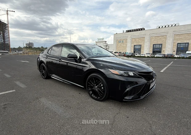 Toyota Camry 2022 — լուսանկար 2