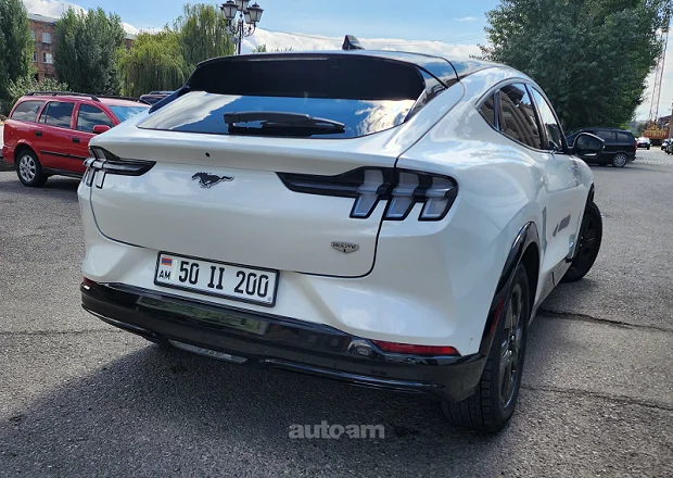 Ford Mustang 2021 — լուսանկար 2