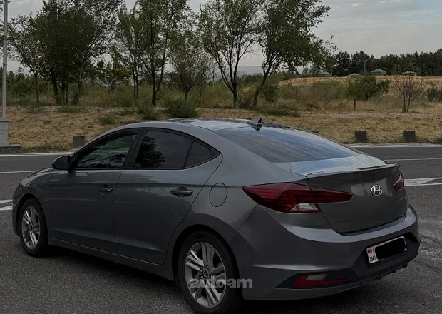 Hyundai Elantra 2018 — լուսանկար 2